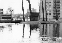 842876 Afbeelding van het hoge water in het Valleikanaal bij de stuw te Amersfoort.